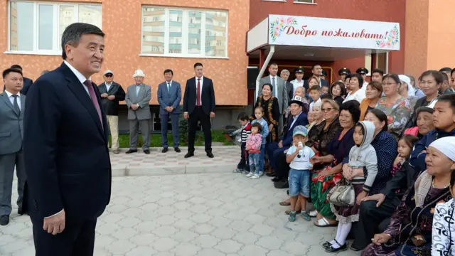 Сооронбай Жээнбеков 2018-жылы УКМКга турак үйдү тапшырып жатат