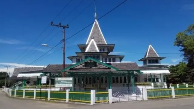 Kerjasama berbagai pihak, mulai dari keluarga sampai ke majlis taklim, diperlukan untuk mengatasi pernikahan anak.