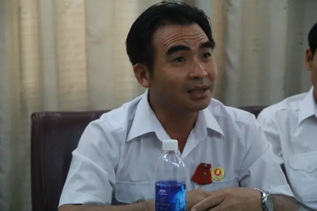 Cựu binh Lê Văn Đông (cầm điện thoại) cùng các đồng đội trong ngày họp mặt tại Sài Gòn