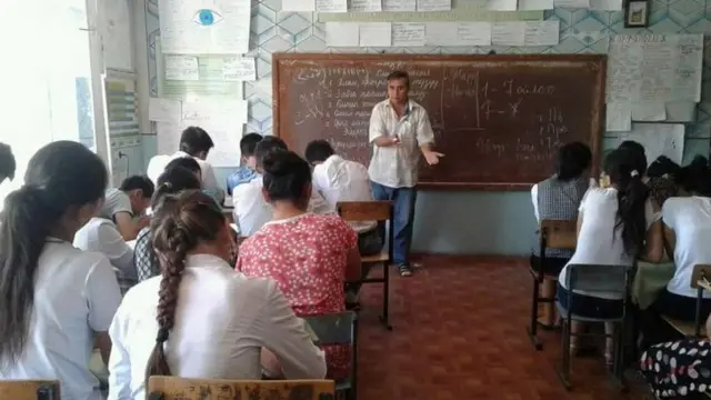 Г. Мадаминов: Ачуу чындыкты да айтайын. Бирок бүтүп келген жаш мугалимдердин билим сапаты аябай ойлондурат. Аларды өзүбүз окутуп, кайрадан даярдап жатабыз.