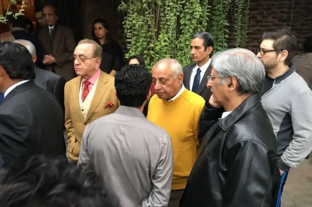 आसमा जहांगीर के निधन के बाद उनके घर के बाहर एकत्र लोग