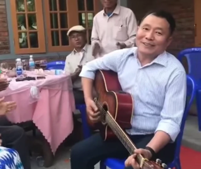 သီချင်းဆိုနေတဲ့ KIA ဗိုလ်ချုပ်ကြီး 