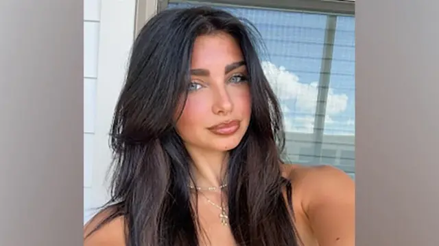 Savanna Stone tiene cabello largo y oscuro en esta foto estilo selfie.
