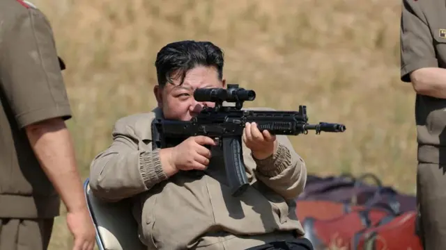 김정은 북한 국무위원장이 2024년 9월 11일 공개되지 않은 장소의 북한군 특수작전군 훈련 기지를 방문해 총을 겨누고 있다