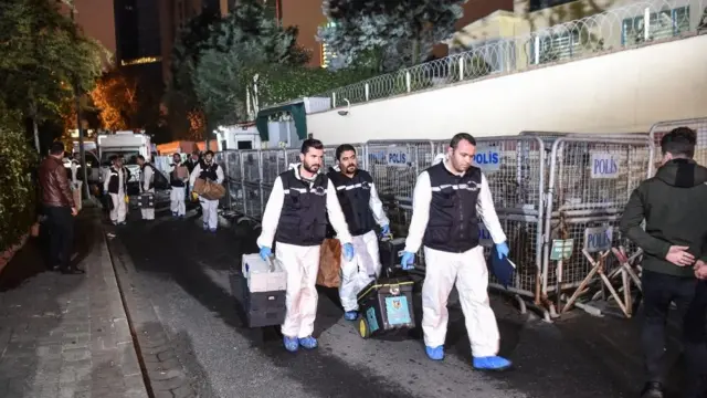 তুর্কী তদন্তকারীরা সৌদি কনসুলেট থেকে বের হয়ে আসছেন।