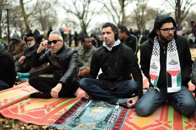 نماز اعتراضی مسلمانان در مقابل کاخ سفید در واشنگتن