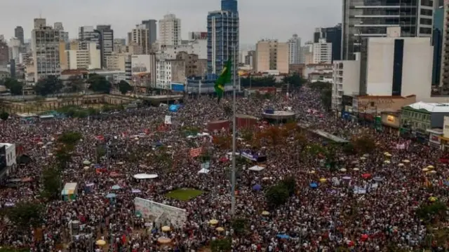 manifestantes contra bolsonaro no protesto conhecido como Ele Não