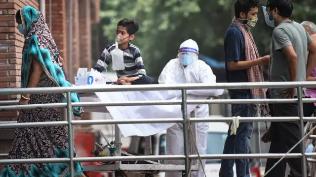 দিল্লির একটি হাসপাতালে রোগী নিয়ে যাওয়া হচ্ছে