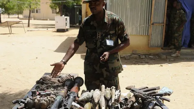 Boko Haram weapons wey di Nigeria Army sieze dey ontop table for display