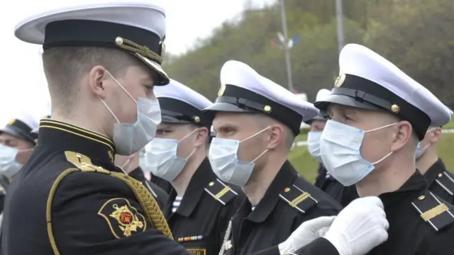 Неуставное обмундирование. Российский Северный флот 1 июня провел парад в честь собственной годовщины в масках