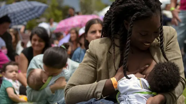 Nwaanyí na-enye nwa ara