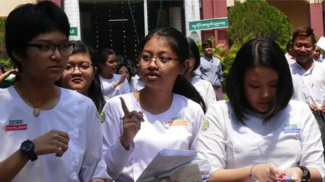 ၂၀၁၇ တုန်းက တက္ကသိုလ်ဝင်တန်း စာမေးပွဲဖြေဆိုခဲ့တဲ့ ရန်ကုန်အထက်တန်းကျောင်းတစ်ခုက ကျောင်းသား၊ ကျောင်းသူများ
