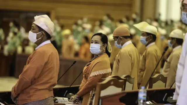 ရွေးကောက်ပွဲဝင်ပြိုင်လိုတဲ့ လက်ရှိကိုယ်စားလှယ်တွေဟာလည်း လျှောက်လွှာပြန်တင်ရမှာပါ။