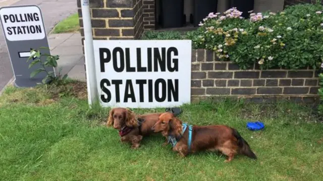 ஹாம்ப்ஷைரில் இன்று காலையில் நிலவிய குளிரையும் பொருட்படுத்தமால் வாக்குச்சாவடியின் வெளியே 'ஆட்டோ' மாற்றம் 'அவா' காத்திருக்கும் காட்சி