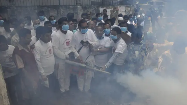 মশার ঔষধ ছিটানোর কাজ চলছে।