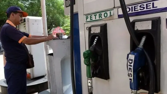 પેટ્રોલ-ડીઝલ પમ્પ પર કાર્યરત કર્મચારીની પ્રતીકાત્મક તસ્વીર