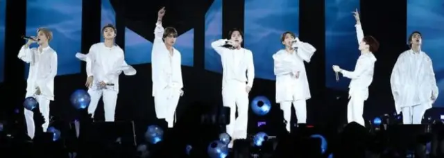 BTS는 한국인으로는 최초로 미국 스타디움 공연을 열어 역사를 만들었다