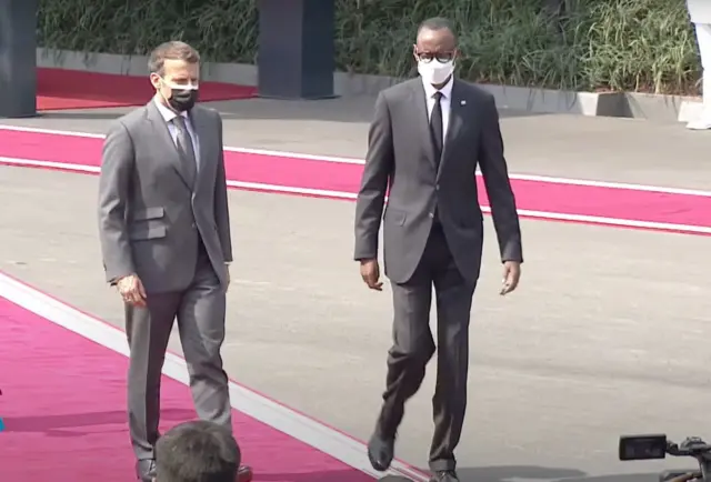 Perezida Emmanuel Macron yakiriwe na Perezida Paul Kagame muri Village Urugwiro