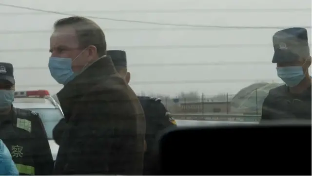 沙磊(图中人物)及其团队在2020年末一次前往新疆的途中被跟踪,他们拍摄的画面也被删除。