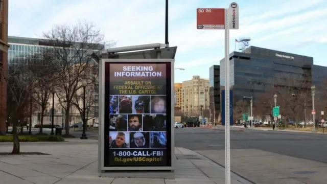 Cartel en una parada de autobús.