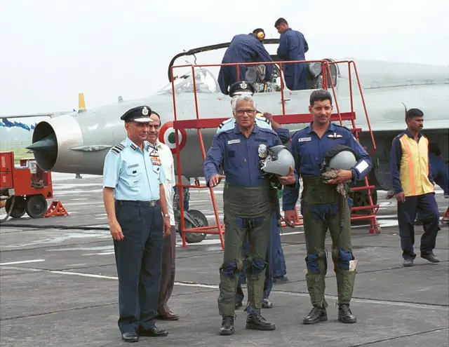 2003 ఆగస్టులో మిగ్ 21 విమానంలో ప్రయాణించిన జార్జి ఫెర్నాండెజ్ అప్పటికి యుద్ధ విమానంలో ప్రయాణించిన అత్యధిక వయసున్న భారత రక్షణ మంత్రిగా రికార్డు సృష్టించారు