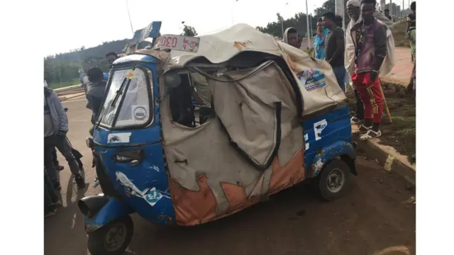 አደጋ የደረሰበት ባለ ሶስት እግር ተሽከርካሪ