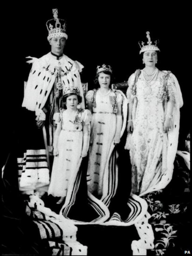 Король Георг VI с женой и дочерьми после коронации