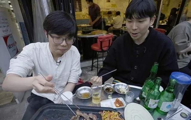 يتمتع لي غيون إيل (اليمين) و لي سي يول بأمسية معا قبل بدء الخدمة العسكرية الإجبارية