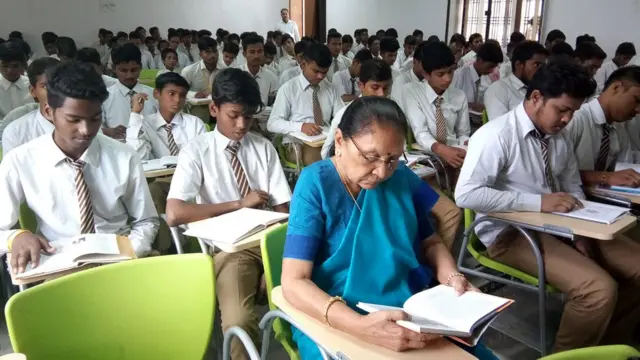 ક્લાસમાં બાળકો સાથે આનંદીબહેન