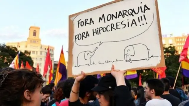 رحلة صيد الأفيال تسببت في احتجاجات غاضبة تطالب بتنحي خوان كارلوس