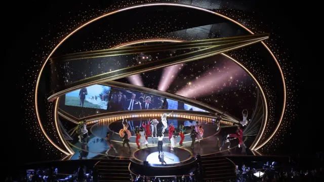 Oscar töreni şarkıcı ve oyuncu Janelle Monáe'nin "A Beautiful Day In The Neighborhood" filmine göndermede bulunduğu müzikli performansıyla başladı.