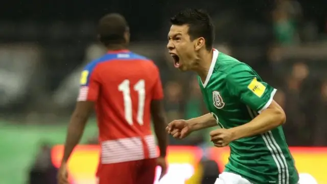 Hirving Lozano celebra su gol