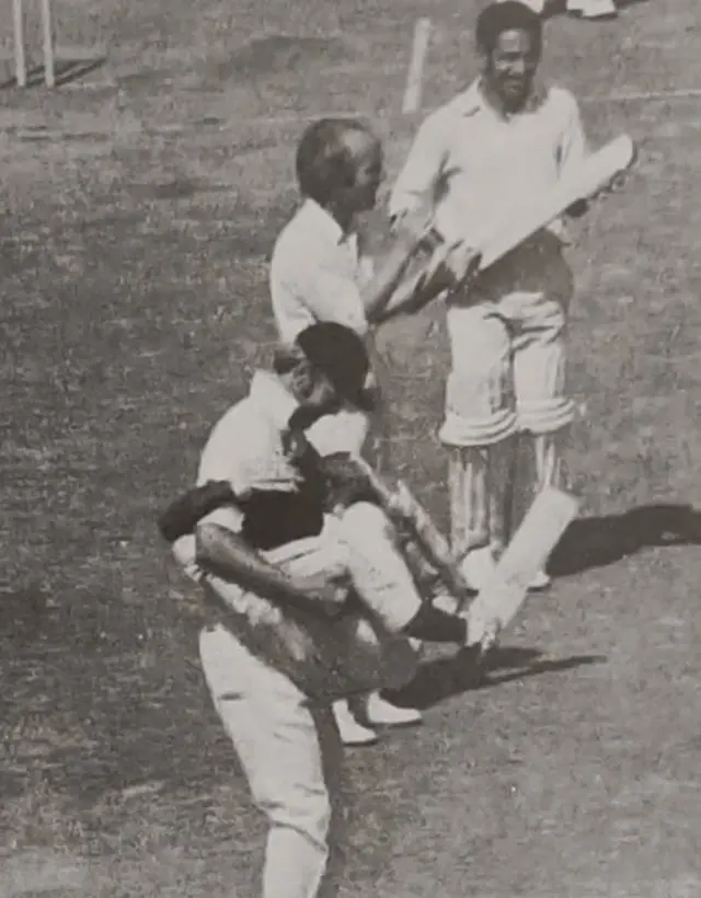 टोनी ग्रेग ने शतक मारने के बाद विश्वनाथ को गोदी में उठा लिया