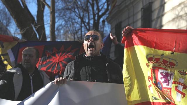 Перед зданием суда собрались сторонники и противники независимости Каталонии
