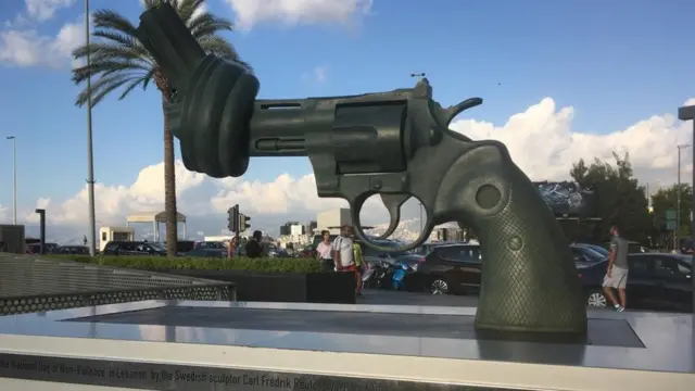 महात्मा गांधींच्या समर्थनार्थ इथं अहिंसा दिन साजरा होतो. त्यानिमित्तानं साकारलेलं शिल्प