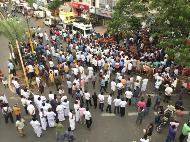 கருணாநிதிக்கு சிகிச்சை: மருத்துவமனைக்கு முன் தற்போதைய நிலவரம்