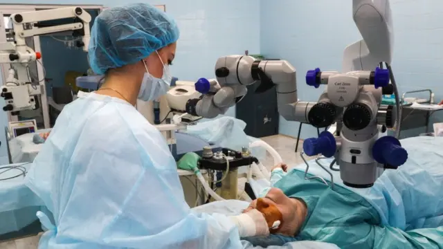 Dokter melakukan operasi