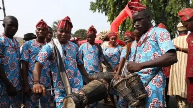 Some pipo dey drum for di carnival
