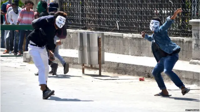 ऑगस्ट 2018च्या एका आंदोलनादरम्यान काश्मीरमध्येही हे मास्क दिसून आले होते.