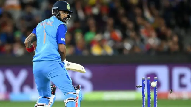 बोल्ड, आऊट