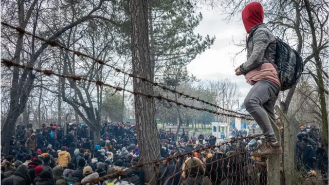 কাঁটা তারের বেড়া টপকে গ্রীসে ঢোকার চেষ্টা করছে শরণার্থীরা