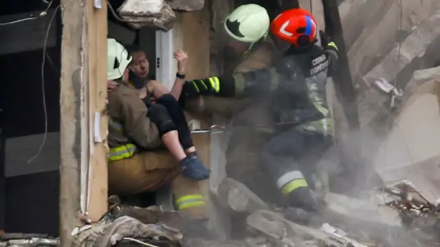 Rescate de víctimas del ataque en Dnipro