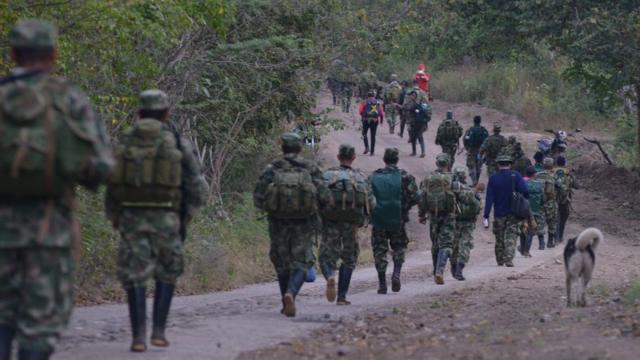 Guerrilleros del Frente 59 de las FARC marchan hacia ZVTN de Pondores, en La Guajira