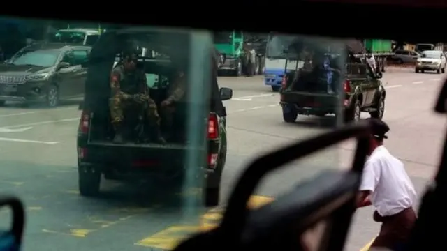 ရန်ကုန်မှာ စစ်ကောင်စီတပ်တွေ ကင်းလှည့်နေစဥ်