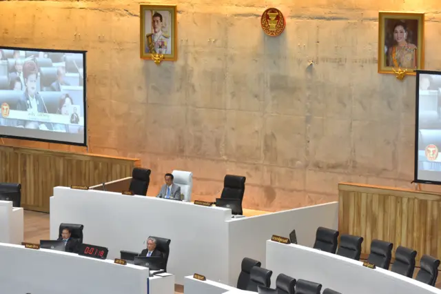 ครูสุรินทร์ ภาคศิริ ครูเพลงและอดีตนักจัดรายการวิทยุ ที่มีความผูกพันกับวิทยุทรานซิสเตอร์สนับสนุนแนวคิด ส.ส. ที่จะนำวิทยุรุ่นเก่านี้มาใช้แก้ปัญหาเรื่องเสียงในอาคารรัฐสภา