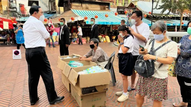 นายกฯ ประยุทธ์ ลงพื้นที่พบปะผู้ประกอบการและประชาชนชาวชุมชนริมคลองโอ่งอ่าง เมื่อ 31 มี.ค. จนถูกตีความว่าส่งสัญญาณสนับสนุน พล.ต.อ. อัศวินหรือไม่