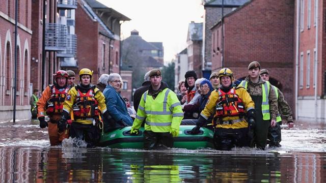 Soldados e equipes de resgate auxiliam na evacuação de pessoas afetadas pelas enchentes na cidade de York, Inglaterra