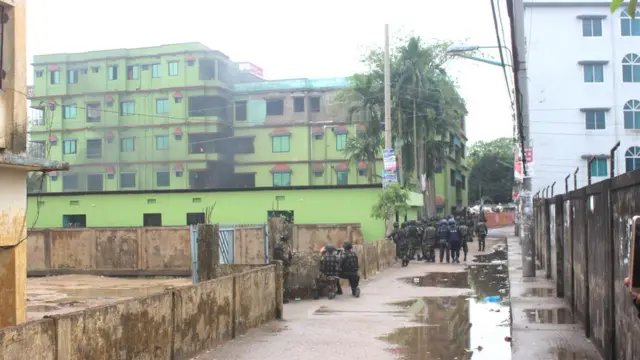 বাড়িটির ভেতরে একাধিক বিস্ফোরণ ঘটায় জঙ্গিরা। ছবিতে বাড়িটি থেকে ধোঁয়া বের হতে দেখা যাচ্ছে।