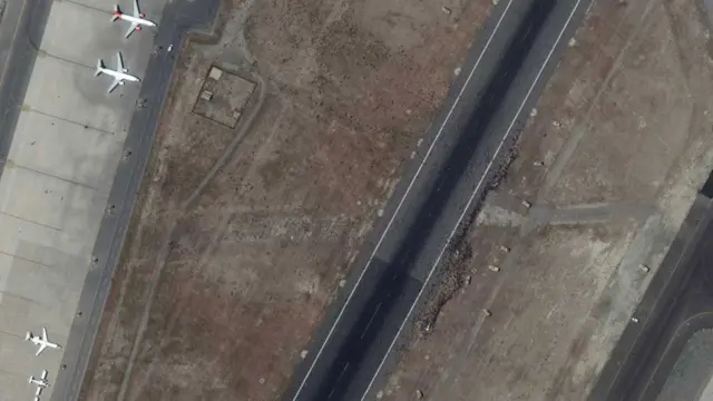 جمعیت روی باند و محوطه فرودگاه کابل