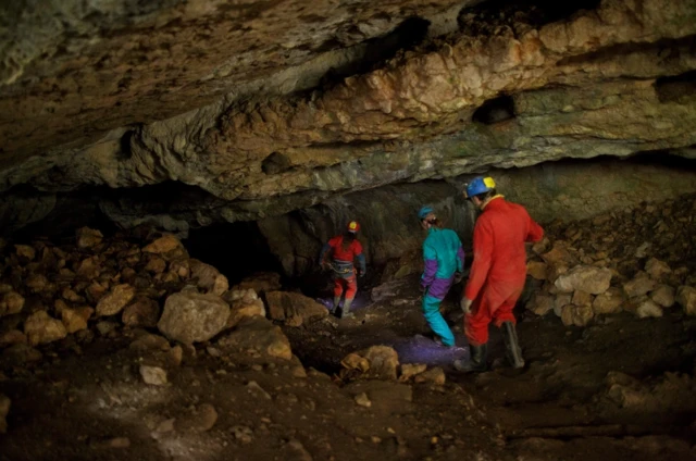 ถ้ำ Sima de los Huesos ซึ่งหมายถึง "หลุมฝังกระดูก" ทางตอนเหนือของสเปน